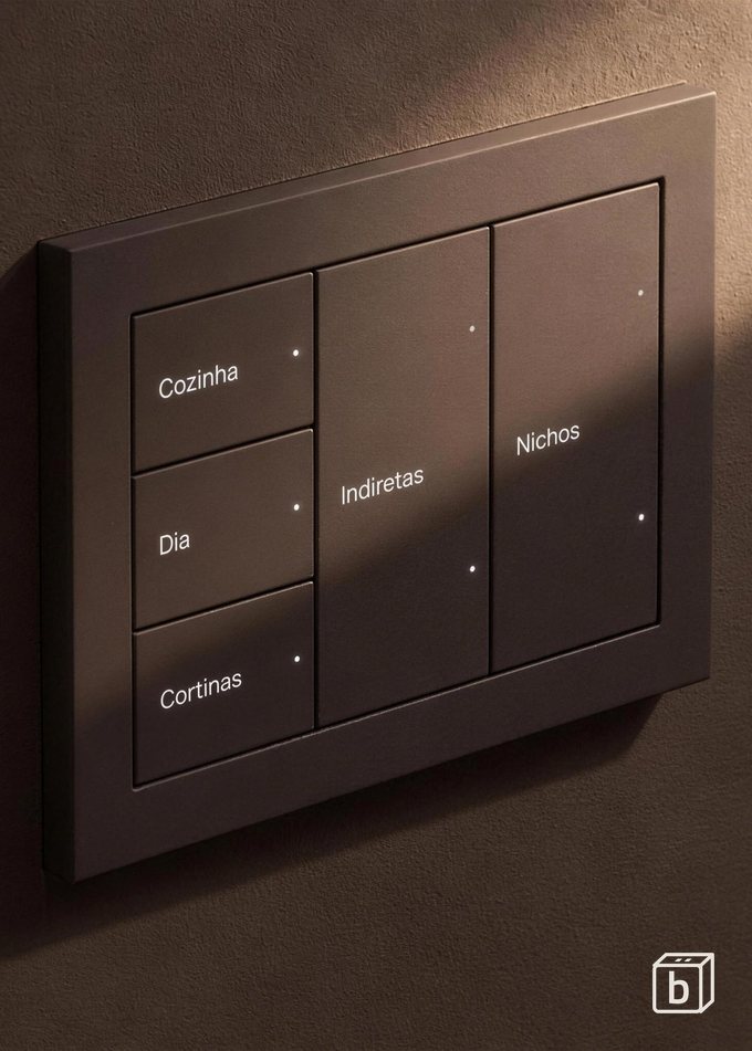 Teclado Control4 na cor café com cenas de iluminação